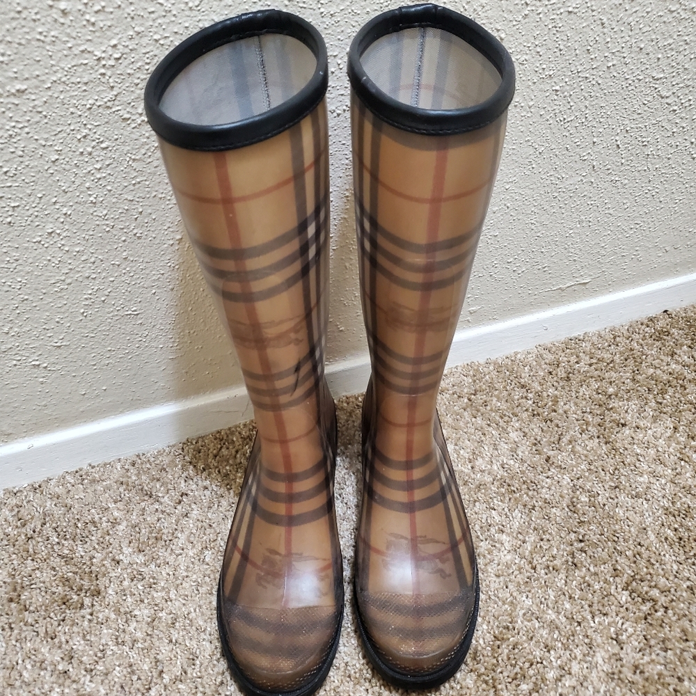 Burberry Rain boots size 7.